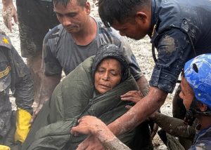 ১০ দিন ধ্বংসস্তূপের নিচে কাটানোর পর অলৌকিকভাবে উদ্ধার বৃদ্ধা
